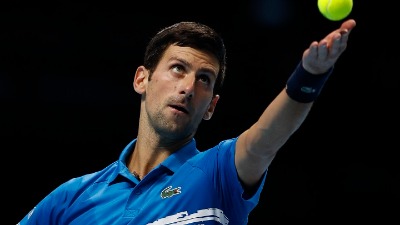 (FOTO) Kakav gest: Novak sa Natalijinom ramondom na grudima izašao na megdan Federeru
